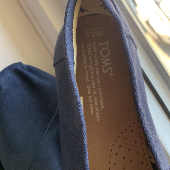TOMS navy blue shoes , New condition Woman’s 8.5 - Picture 3 of 5